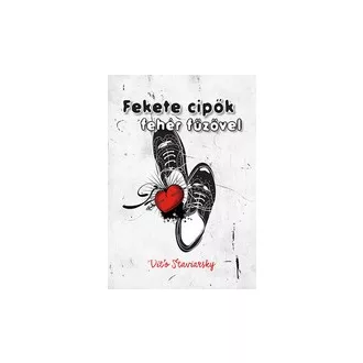 Fekete cipők, fehér fűzővel